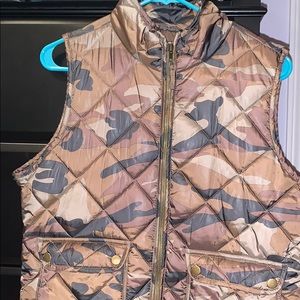 CAMO PUFFER VEST WITH GOLD DETAIL